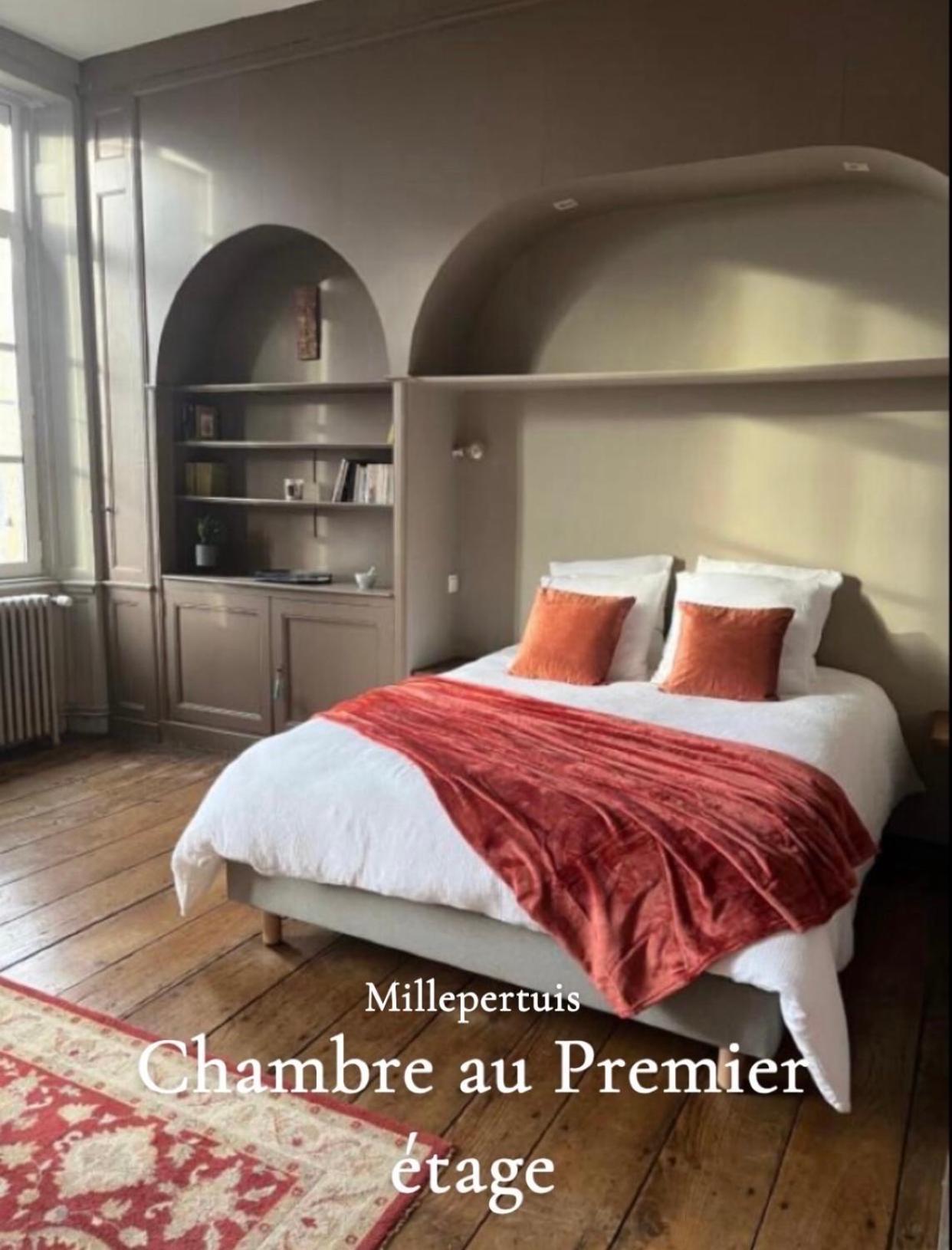 Mercier De Montigny - Les Chambres Du Beffroi - Spa Et Massage ฟูแฌร์ ภายนอก รูปภาพ